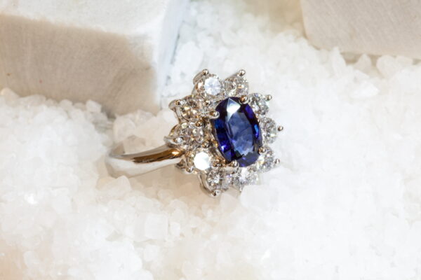 Anello classico con zaffiro